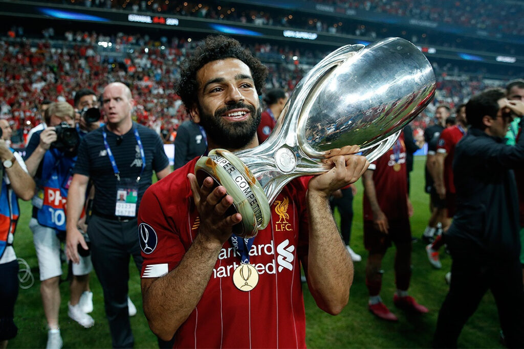 أعرب النجم الدولي المصري محمد صلاح، هداف فريق ليفربول، عن سعادته بفوز فريقه الكبير 3/ صفر على مضيفه وغريمه التقليدي مانشستر يونايتد، الأحد، في قمة مباريات المرحلة الثالثة لبطولة الدوري الإنجليزي الممتاز لكرة القدم، مشيرا في الوقت ذاته إلى أنه يقضي موسمه الأخير مع ليفربول.